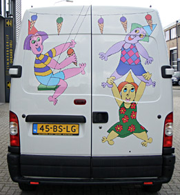 Ontwerp voor de feestbus van de Kinderopvang Wageningen, rondom feestende kinderen, het ontwerp is op de bus geplakt