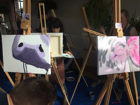 Schilderen mederwerkers Wakker dier aan puzzelschilderij varkens in Amsterdam