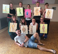 Naaktmodel schilderen tijdens vrijgezellen in danszaal in Gent