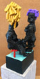 Sculptuur In gesprek van Twan de Vos, beeld van keramiek, bijenwas en hout, gesprek tussen man en vrouw