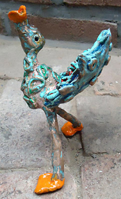 brons, bronzen beeld sculptuur van een vogel die via een lokroep op zoek is naar zijn partner, een trompetvogel